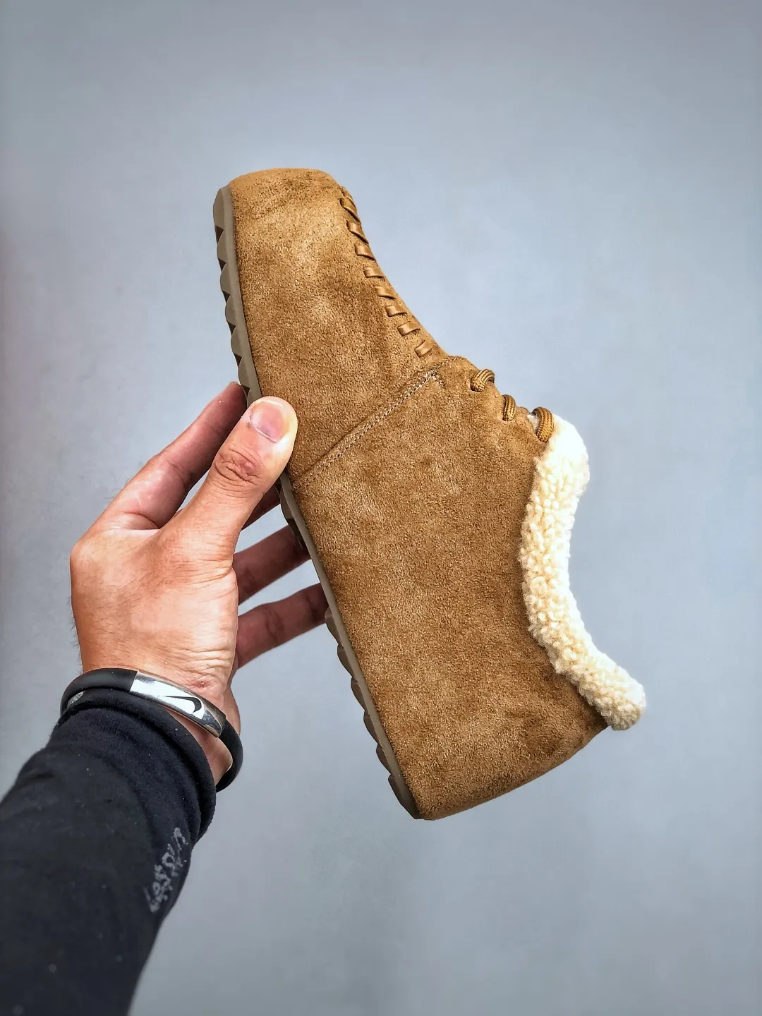 💰520 supports the store G UGG2025ss official website latest hanni thick sole, I love it so much, and it is very light and easy to wear. When paired with socks, it has a super sweet girly feel. Dopamine color, full of vitality, really super girl ~ fall in love at a glance, original material of the upper, original outsole, soft and comfortable on the feet, versatile, can make the legs look longer in seconds, a must-have item for summer Size: 35-40